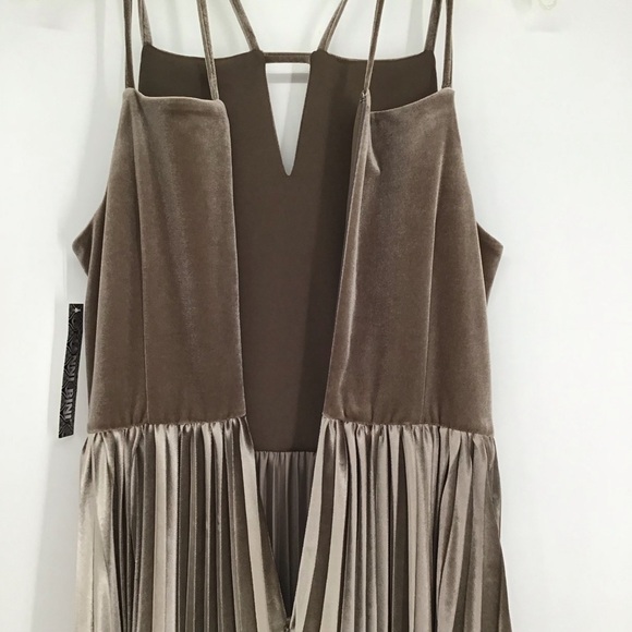 Gianni Bini Women’s Jenni Velour Pleated Mini Dress Party Champagne NWT Size 8 - Picture 6 of 9